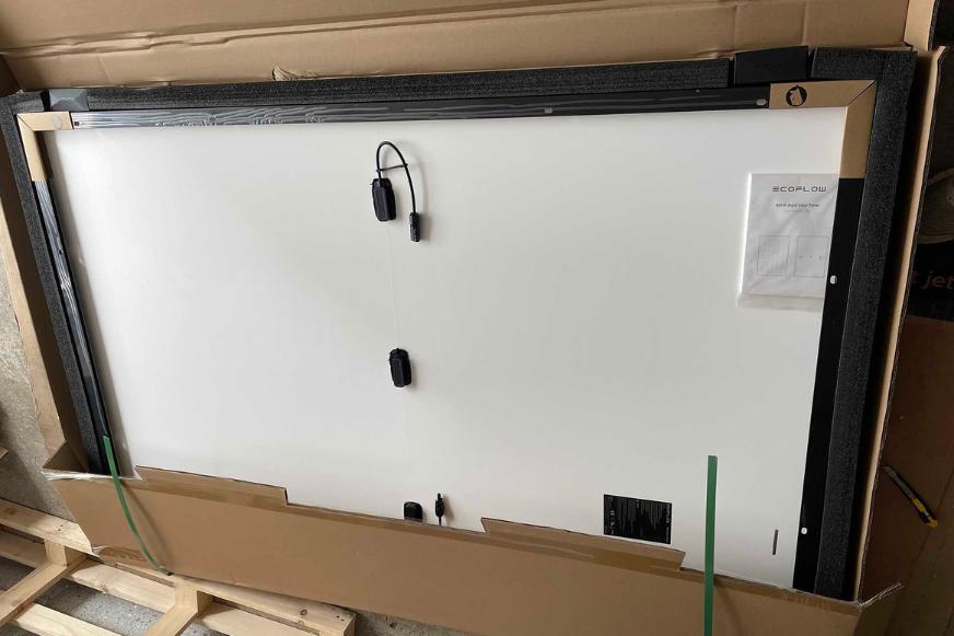 Die Rückseite des starren Solarmoduls von EcoFlow.